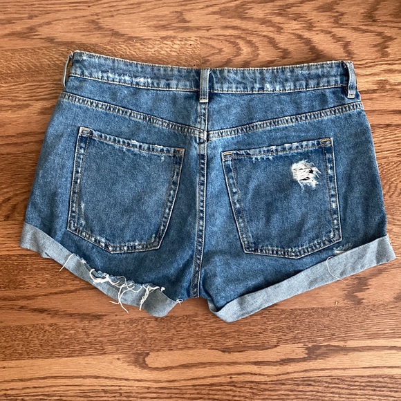 H&M Divided Distressed High Rise Mom Jean Short - Picture 5 of 5